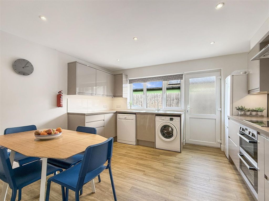 Property photo 2 of 13 Cf7c3Fbc1Fb7340717894473944Ccf9B0Ad0c95d.Jpg