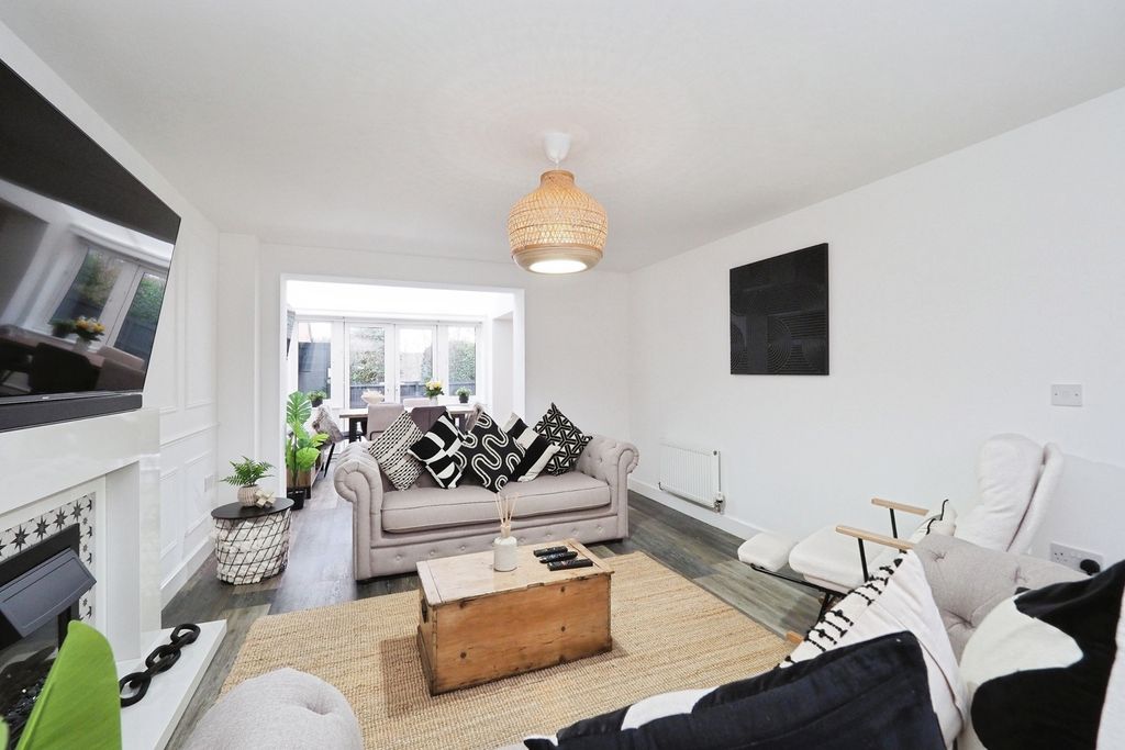 Property photo 3 of 20 Lounge