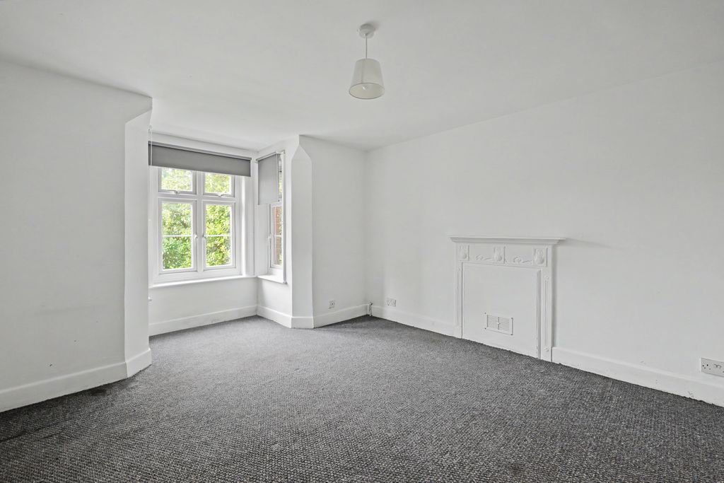 Property photo 3 of 14 Hazelmere, Southampton Road, Cadnam, Southampton, So40 2Nb