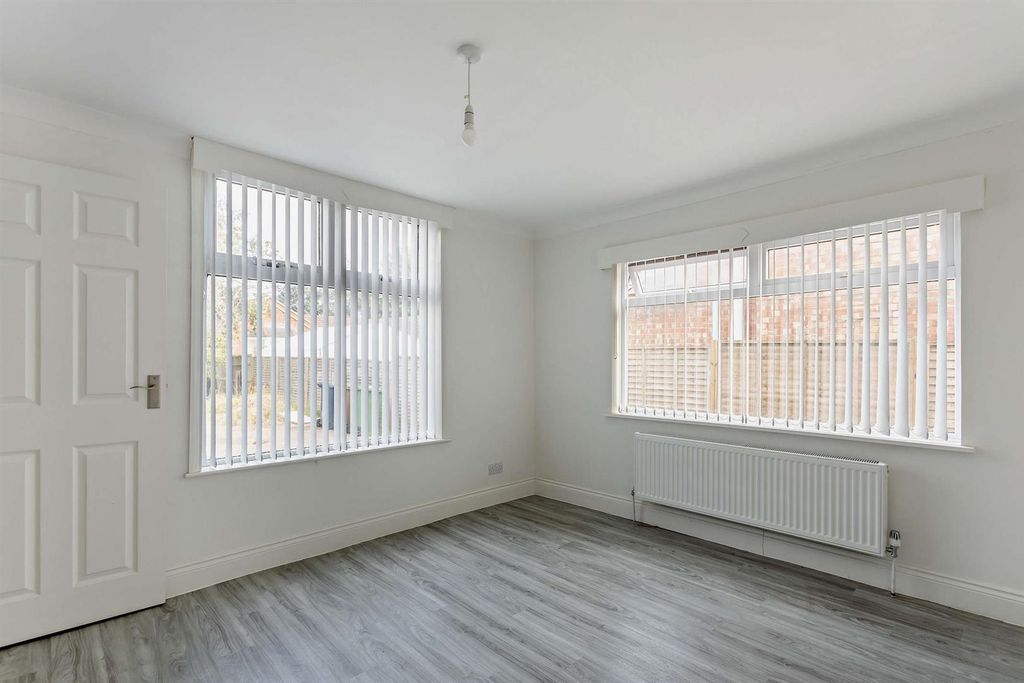 Property photo 3 of 14 8660045-Interior05-800.Jpg