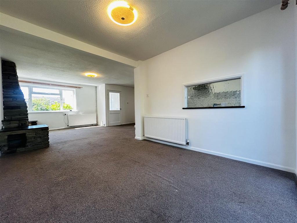 Property photo 3 of 12 Lounge