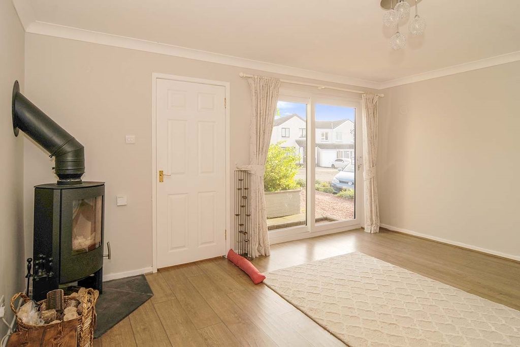 Property photo 3 of 8 Lounge