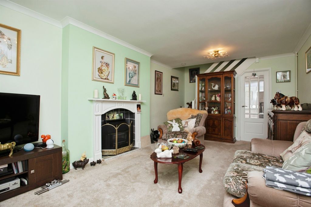 Property photo 2 of 12 Lounge