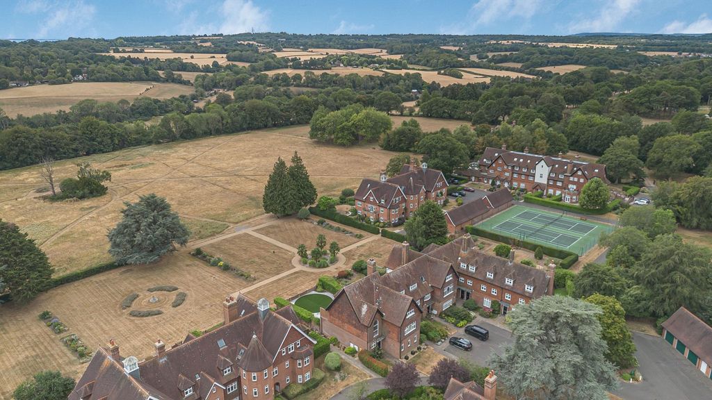 Property photo 1 of 22 Eyhurst Park