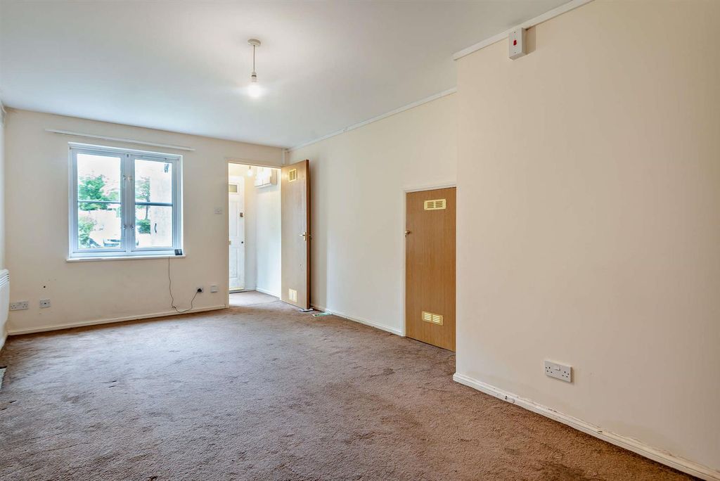 Property photo 2 of 12 8652546-Interior05-800.Jpg