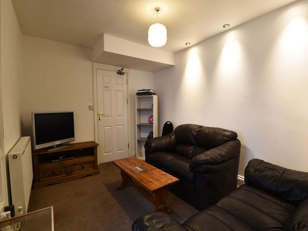 Property photo 3 of 14 Lounge