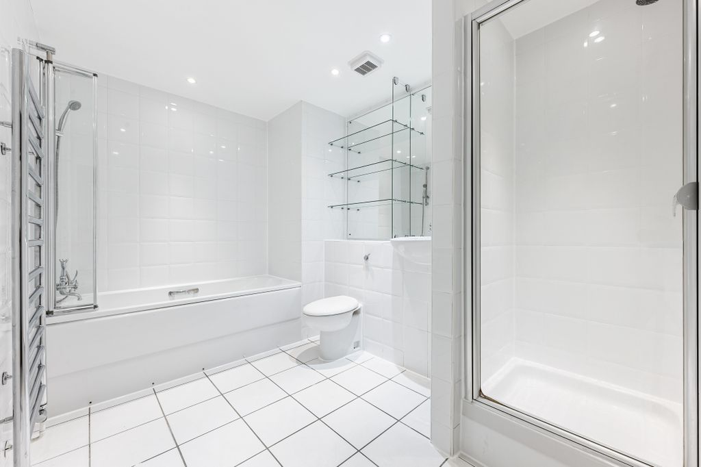 Property photo 3 of 11 Bathroom