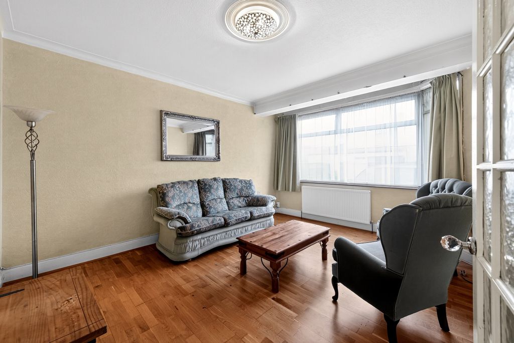 Property photo 2 of 18 Lounge