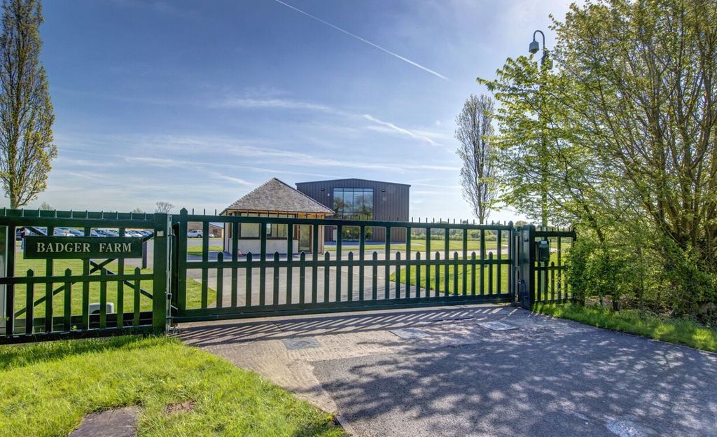 Property photo 2 of 18