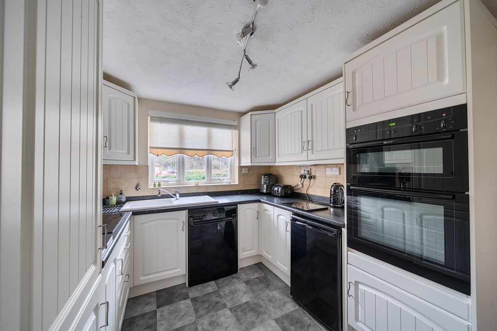 Property photo 2 of 13 14063021698F4Cf0E8879