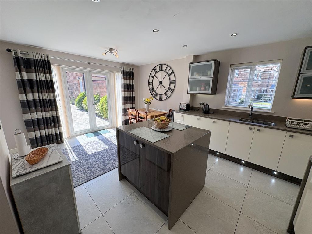 Property photo 2 of 35 Kitchen/Dining Room