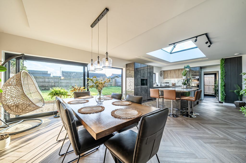 Property photo 2 of 11 140210496983801568Fee