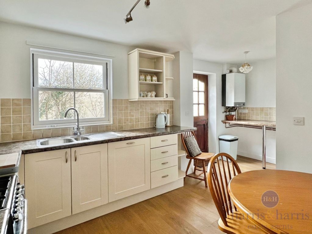 Property photo 3 of 11 Kitchen