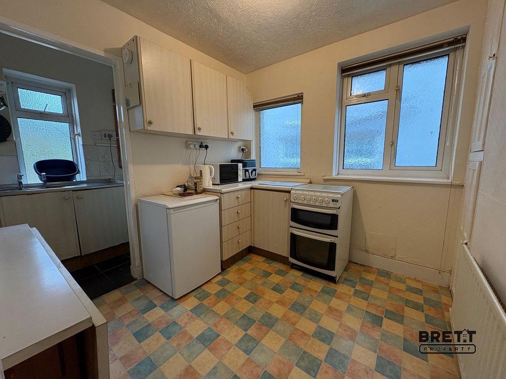 Property photo 3 of 11 Kitchen