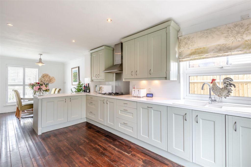 Property photo 2 of 25 8683724-Interior01.Jpg