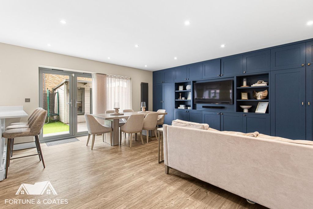 Property photo 2 of 29 Headlandstreet_30.Jpg