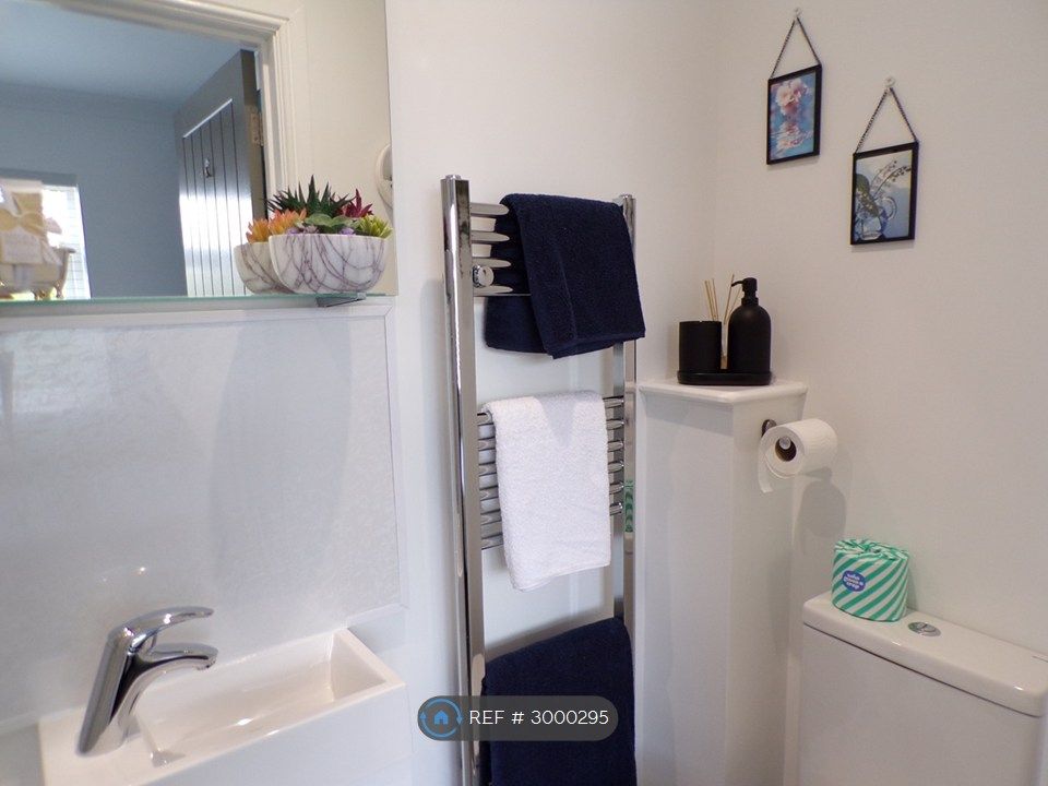 Property photo 2 of 12 Calne - Ensuite Shower Room