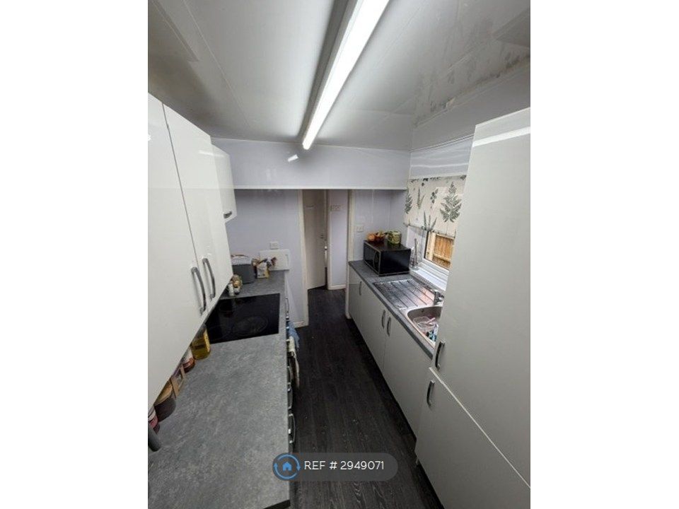 Property photo 3 of 10 Kitchen