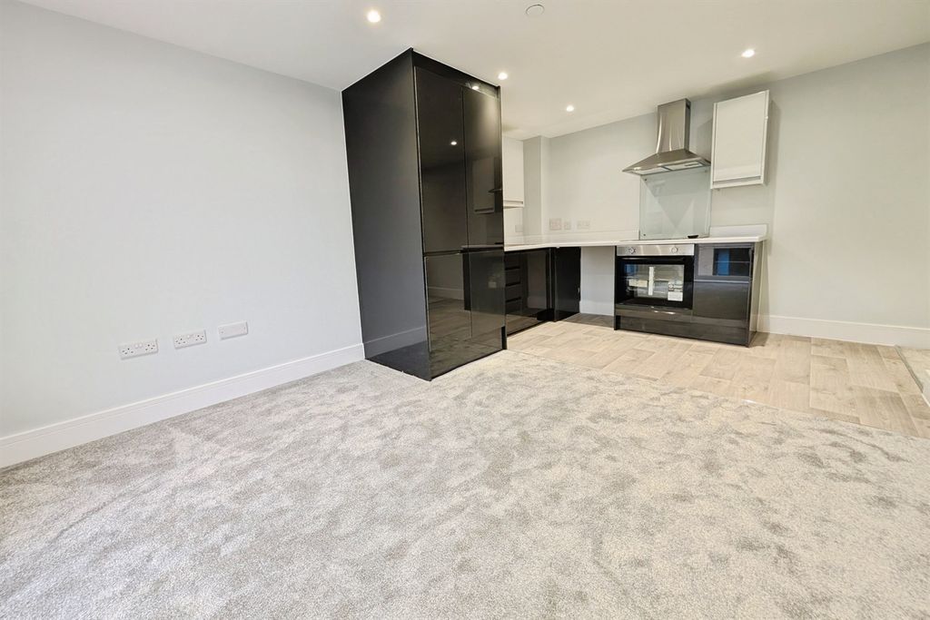 Property photo 3 of 6 (Main)