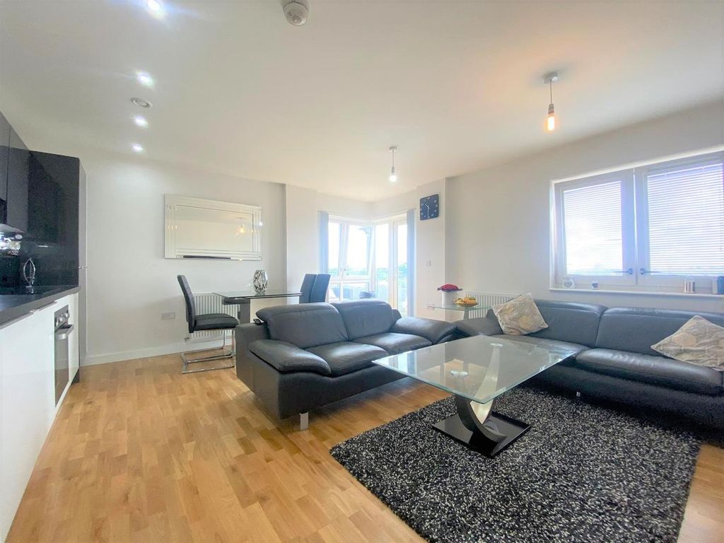 Property photo 2 of 11 Lounge