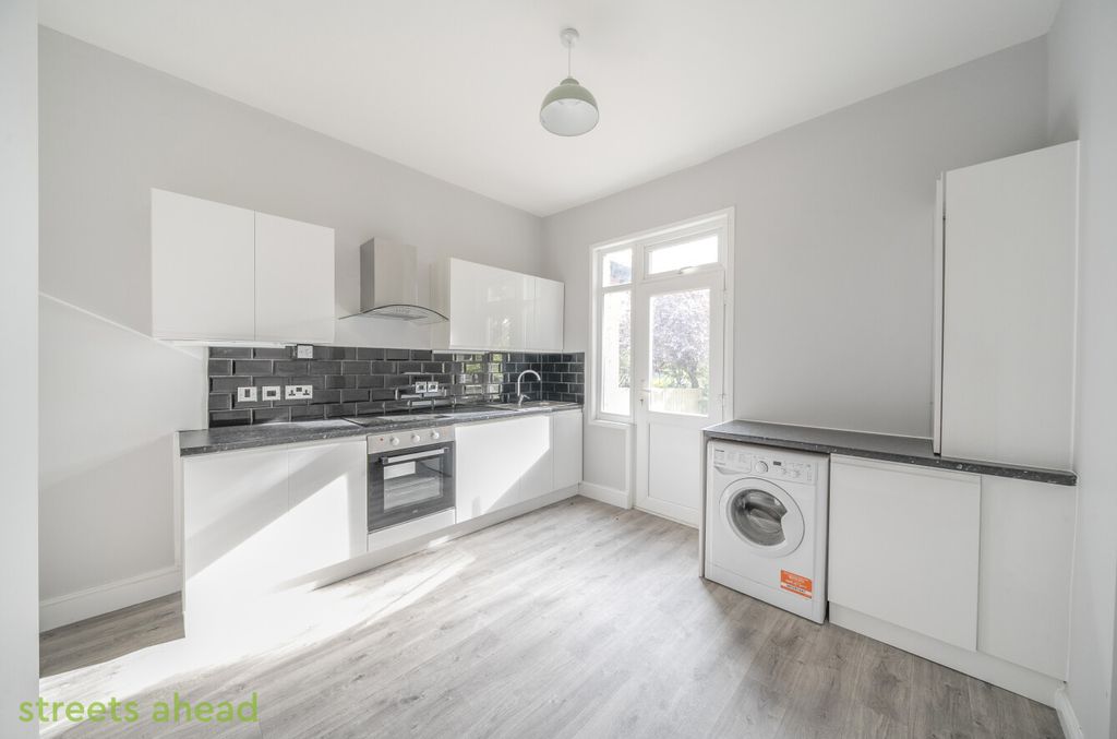 Property photo 3 of 14 Edc1A95d-9F9E-489...