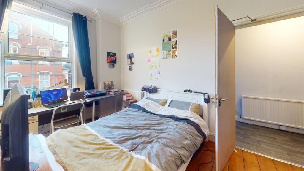 Property photo 2 of 14 Bright And Inviting Double Bedroom Featuring A Com...