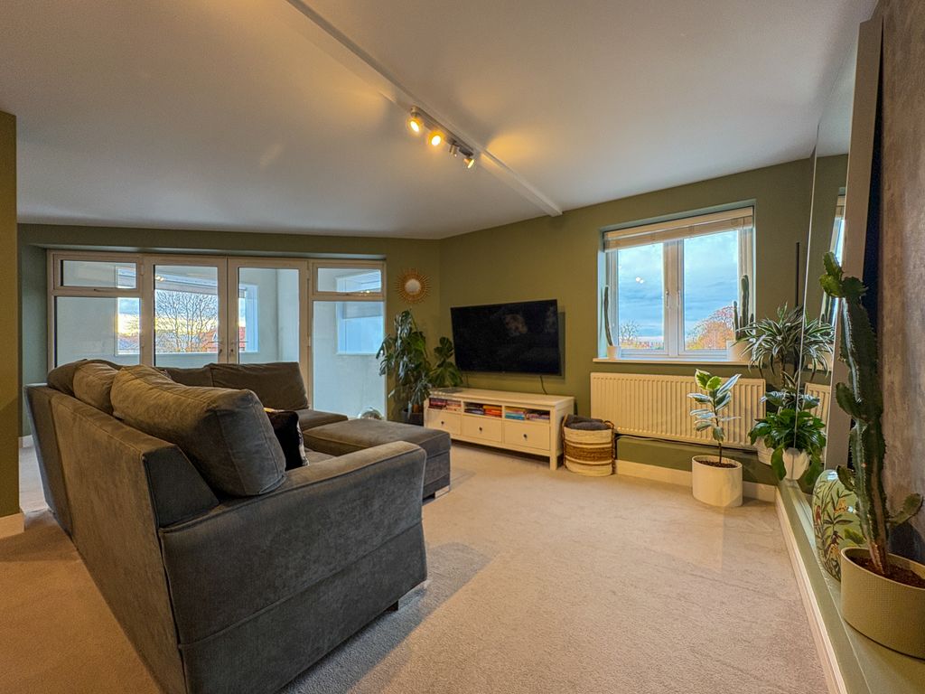 Property photo 3 of 16 Lounge