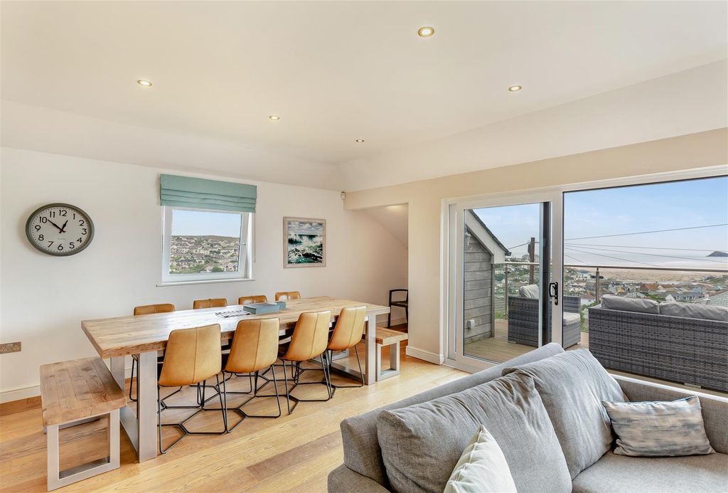 Property photo 2 of 33