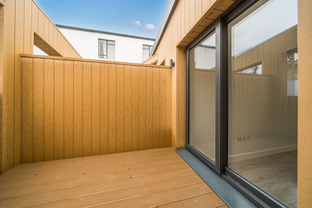 Property photo 1 of 11 1387328-1-6931687...