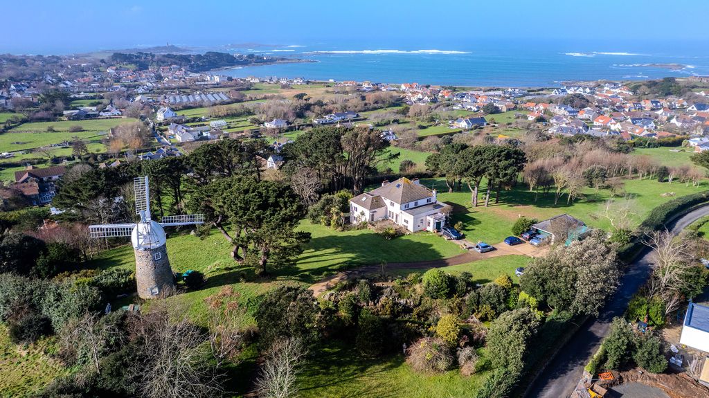 Property photo 1 of 32 Photo 0