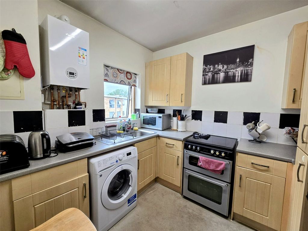 Property photo 3 of 11 Kitchen