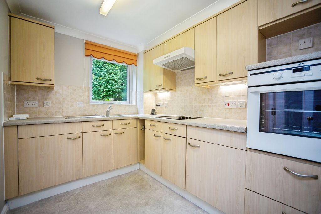 Property photo 3 of 12 Kitchen