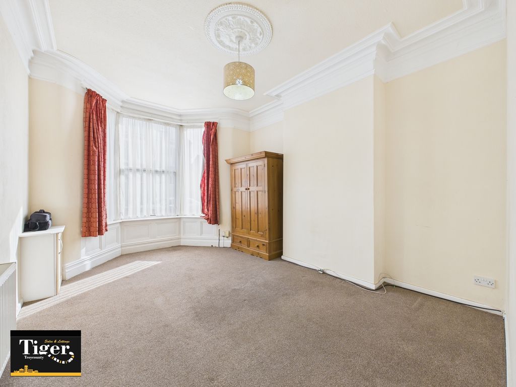Property photo 3 of 8 Cam03440G0-Pr0421-Still001
