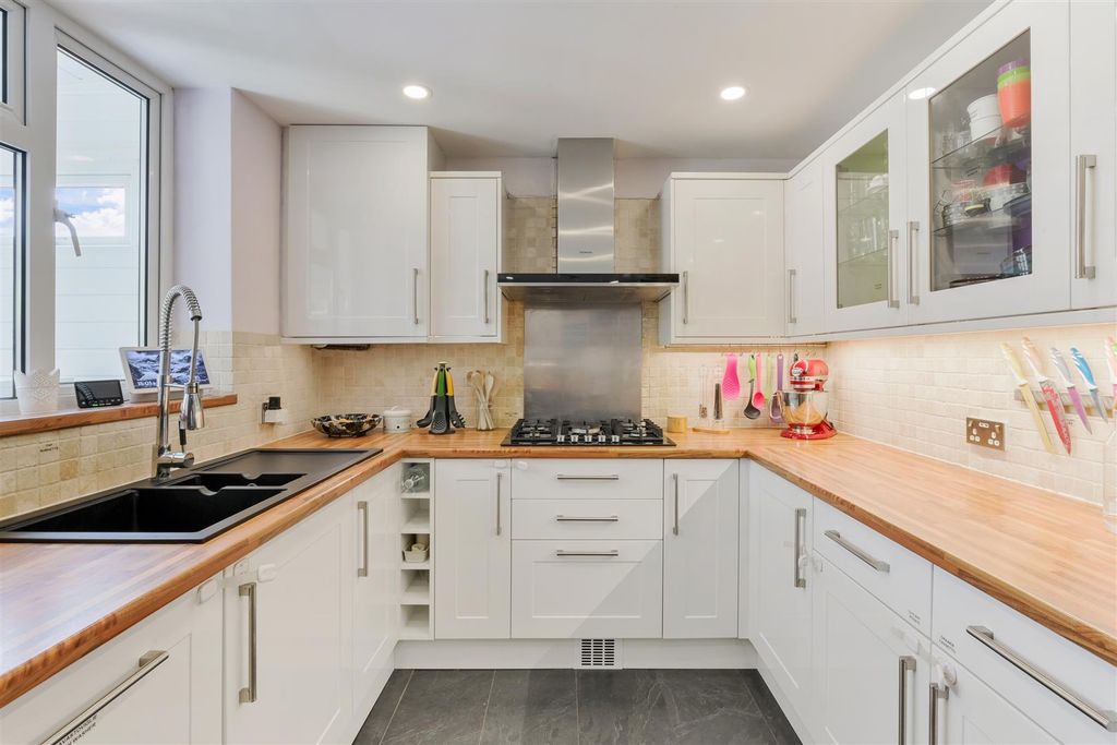 Property photo 1 of 20 Bletchingley Close (18).Jpg