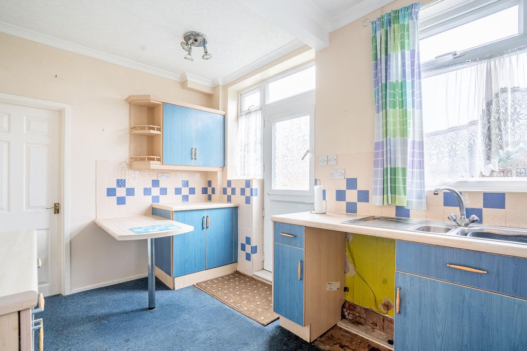 Property photo 2 of 11 Kitchen