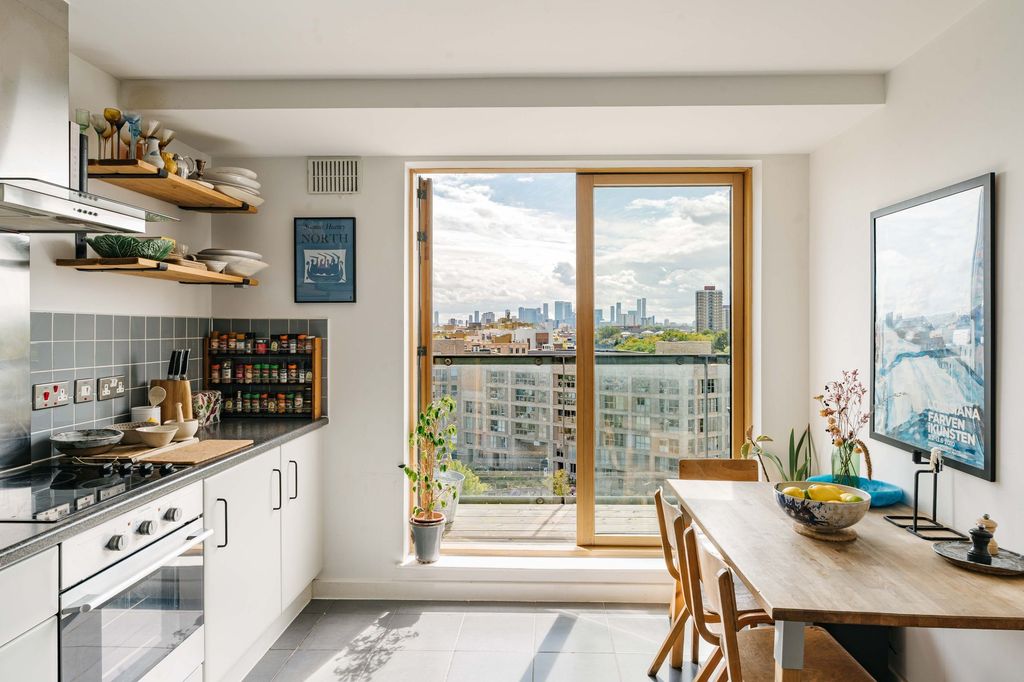 Property photo 2 of 16 Biggs Square E9