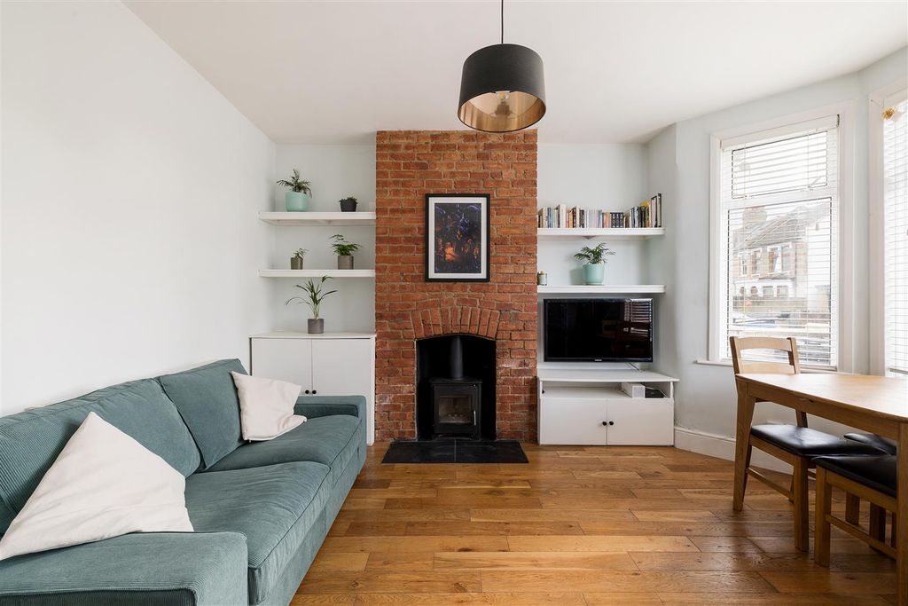 Property photo 2 of 22 Erskine Road, E17