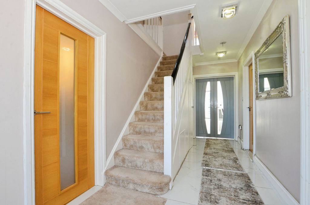 Property photo 2 of 21 Hallway