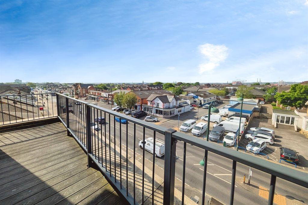 Property photo 2 of 8 (Main)