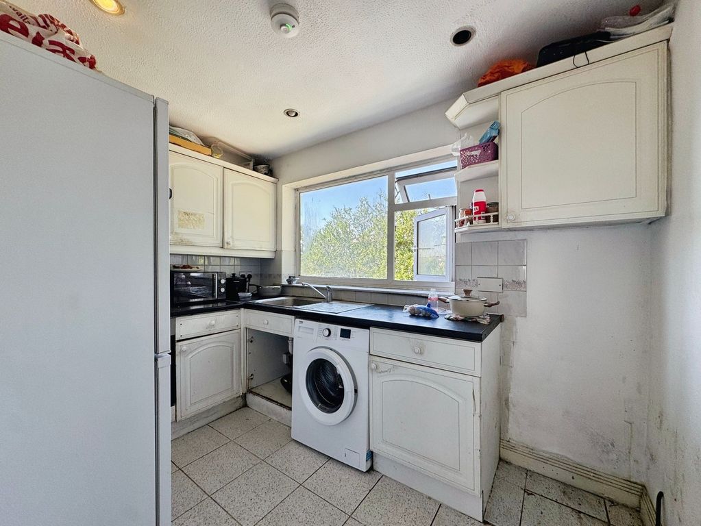 Property photo 3 of 10 Kitchen