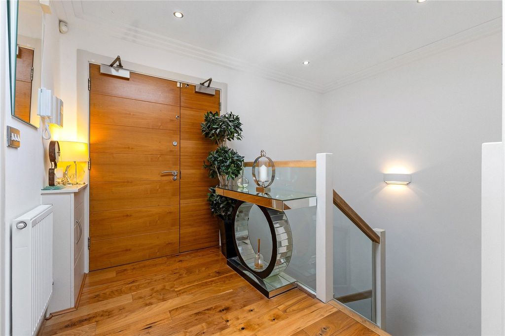 Property photo 2 of 16 Hallway