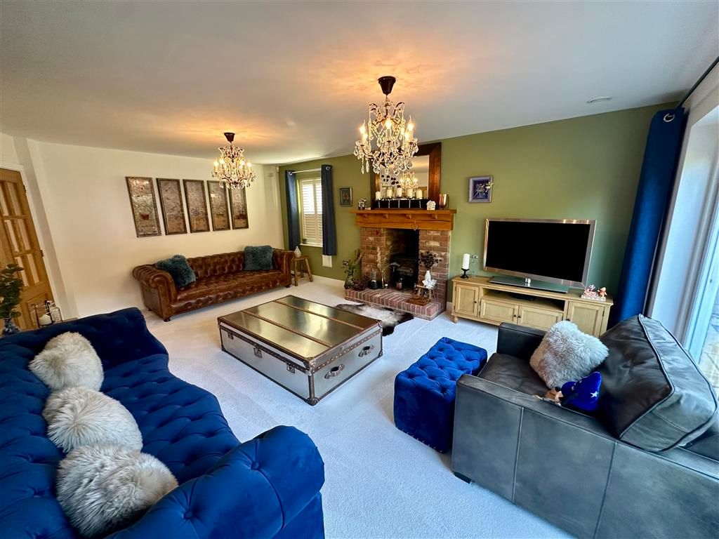 Property photo 2 of 19 Lounge - V
