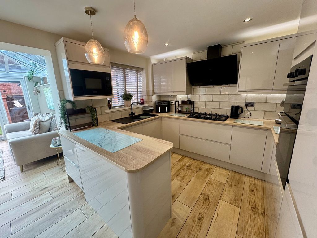 Property photo 3 of 28