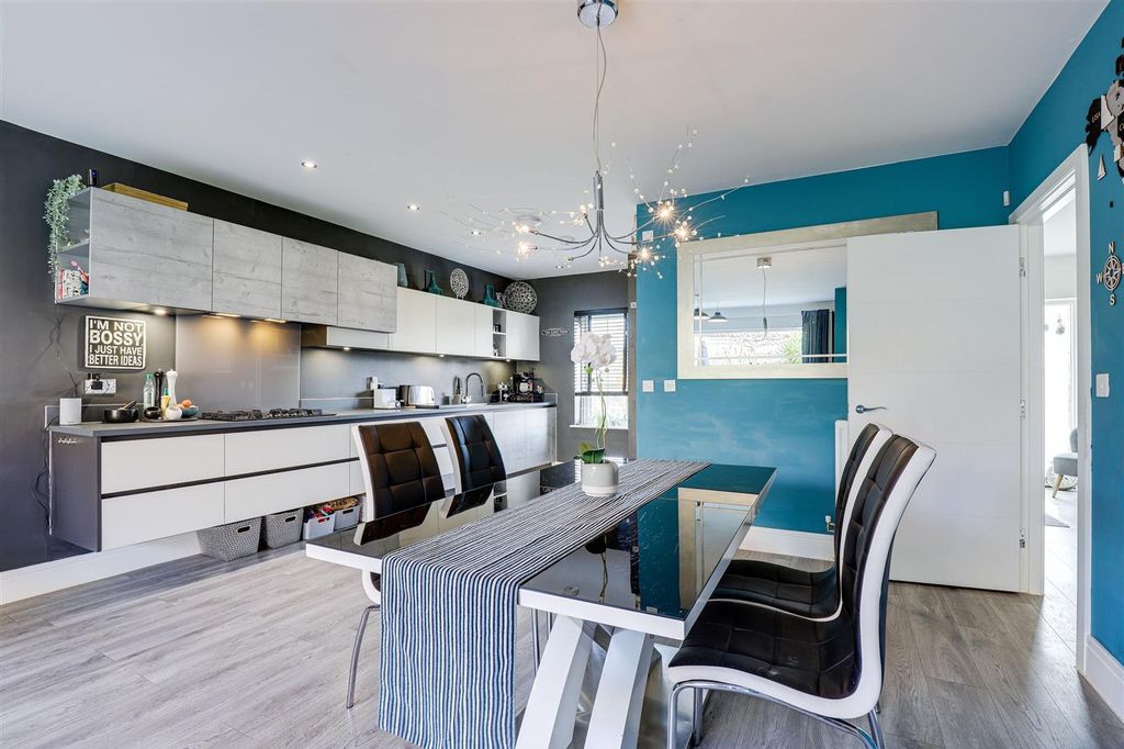 Property photo 3 of 34