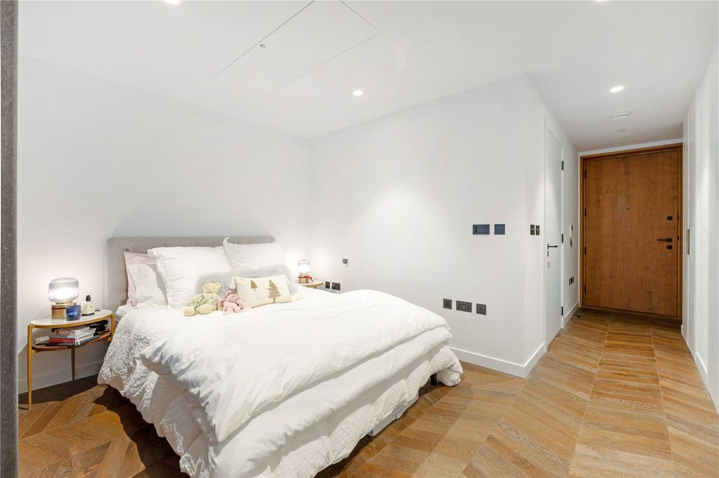 Property photo 2 of 6 Bedroom