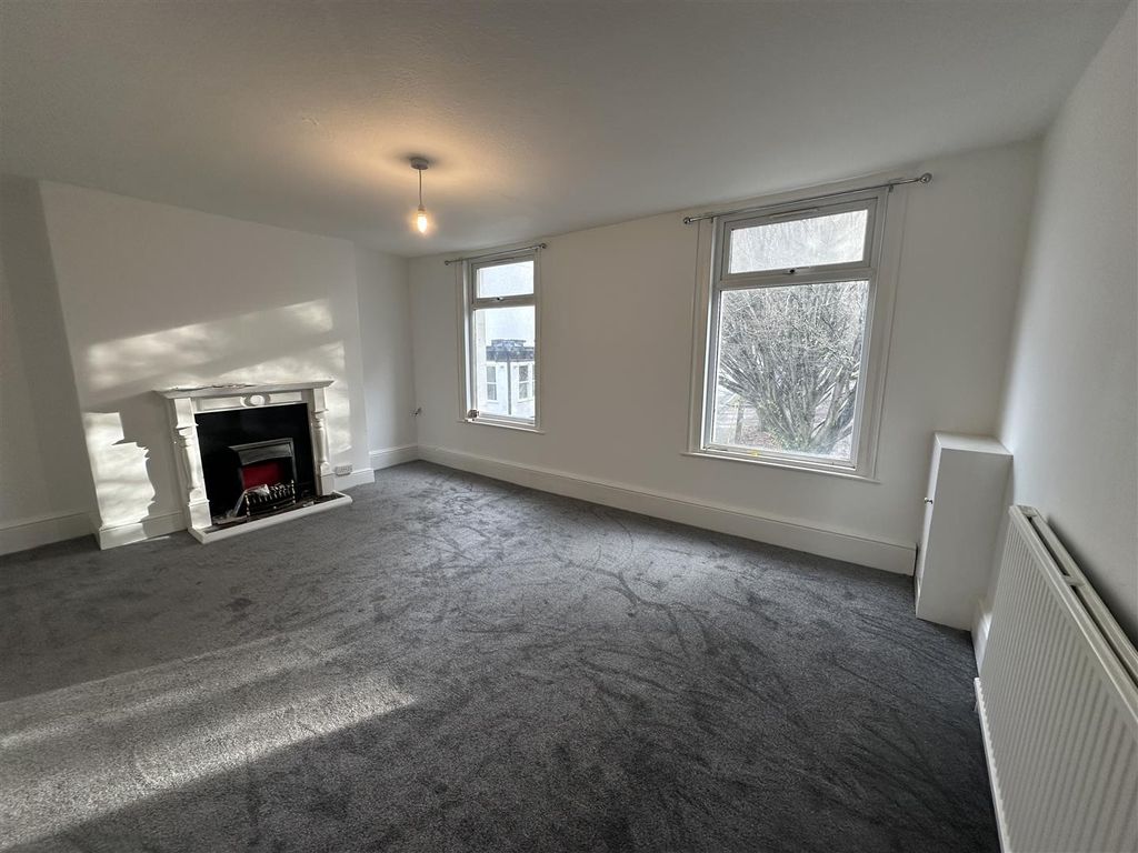 Property photo 2 of 5 17A C Lounge.Jpg