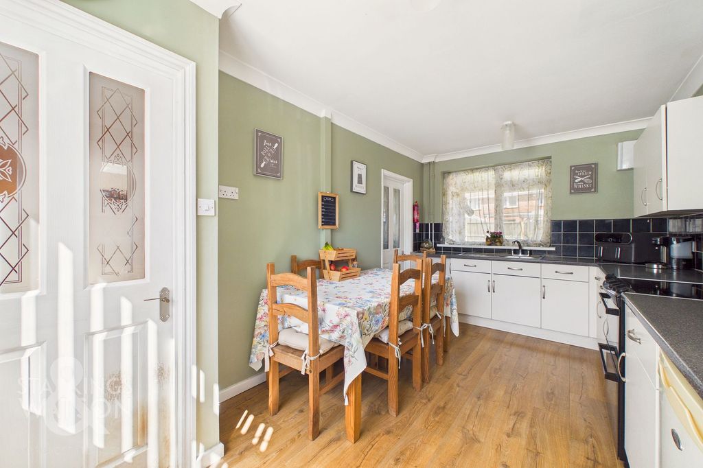 Property photo 3 of 25