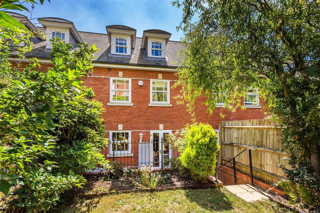 Property photo 3 of 27 House. Partnership