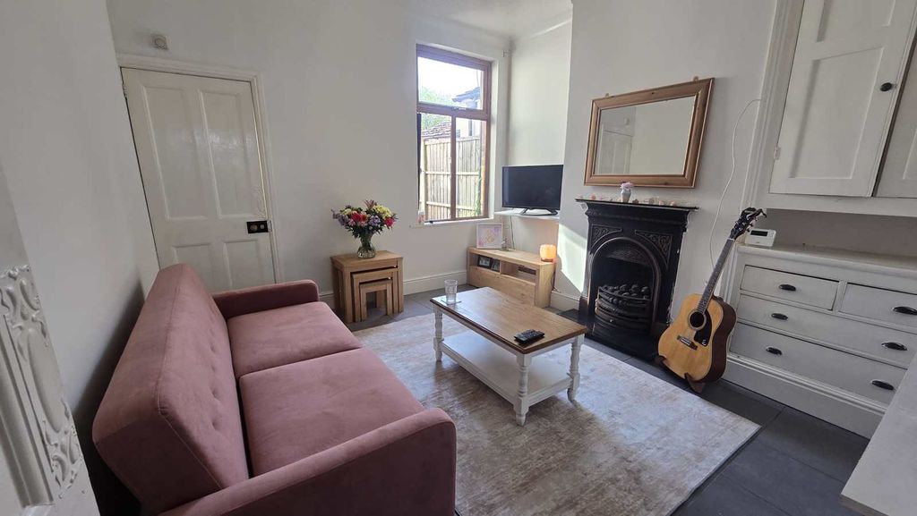 Property photo 3 of 8 Center Room