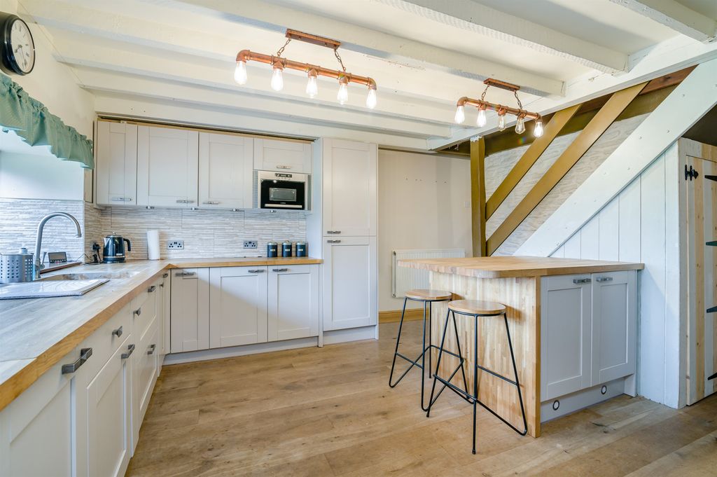 Property photo 2 of 28